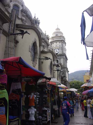 a photo
of a street market near plaza bolivar in merida, venezuela